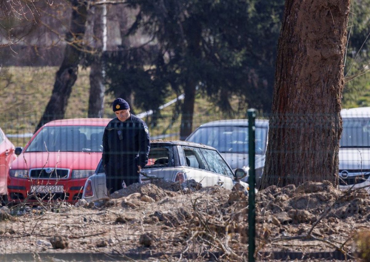 Hiện trường vụ máy bay rơi ở Zagreb, Croatia, ngày 11/3/2022. Ảnh: Reuters