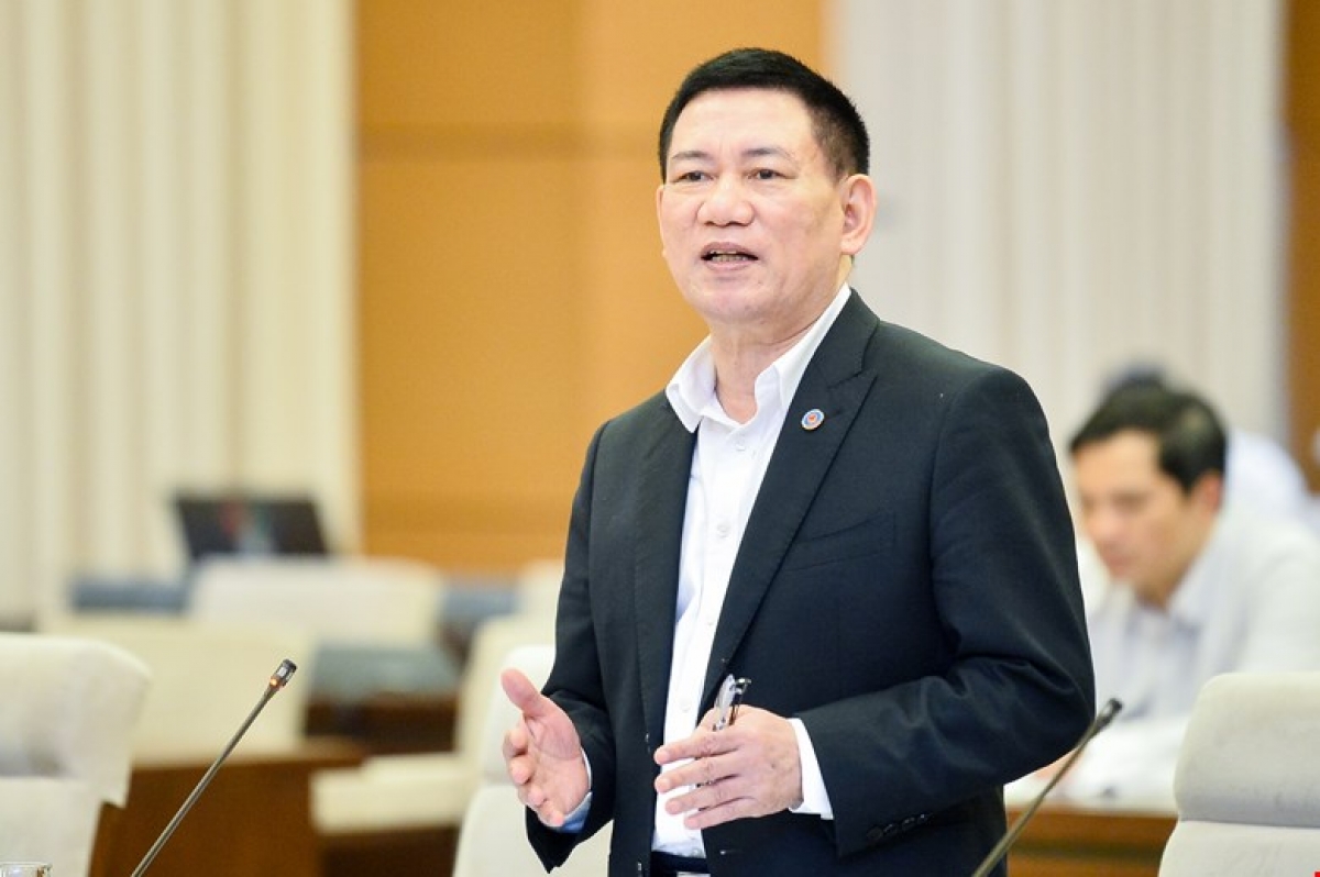 Bộ trưởng Bộ Tài chính Hồ Đức Phớc báo cáo làm rõ nhiều vấn đề tại phiên thảo luận. Ảnh: Quốc hội