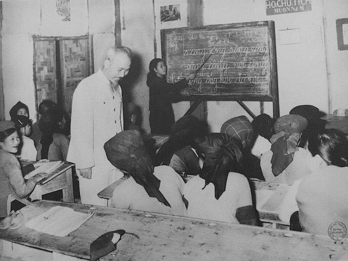 Chủ tịch Hồ Chí Minh thăm lớp bổ túc văn hoá khu lao động Lương Yên, Hà Nội (năm 1956). (Nguồn: hochiminh.vn)