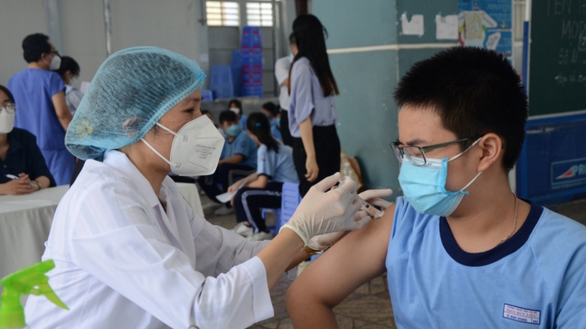 Hơn 10.000 học sinh lớp 6 tại TP.HCM đã được tiêm vaccine ngừa COVID-19.