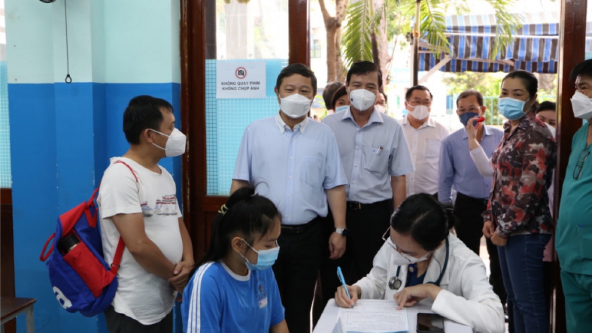Ông Dương Anh Đức, Phó Chủ tịch UBND TP.HCM kiểm tra thực tế điểm tiêm tại một số trường học (Ảnh Sở Y tế TP.HCM)
