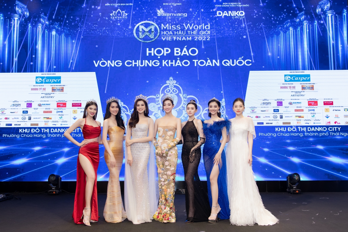 Các người đẹp xuất hiện tại họp báo.