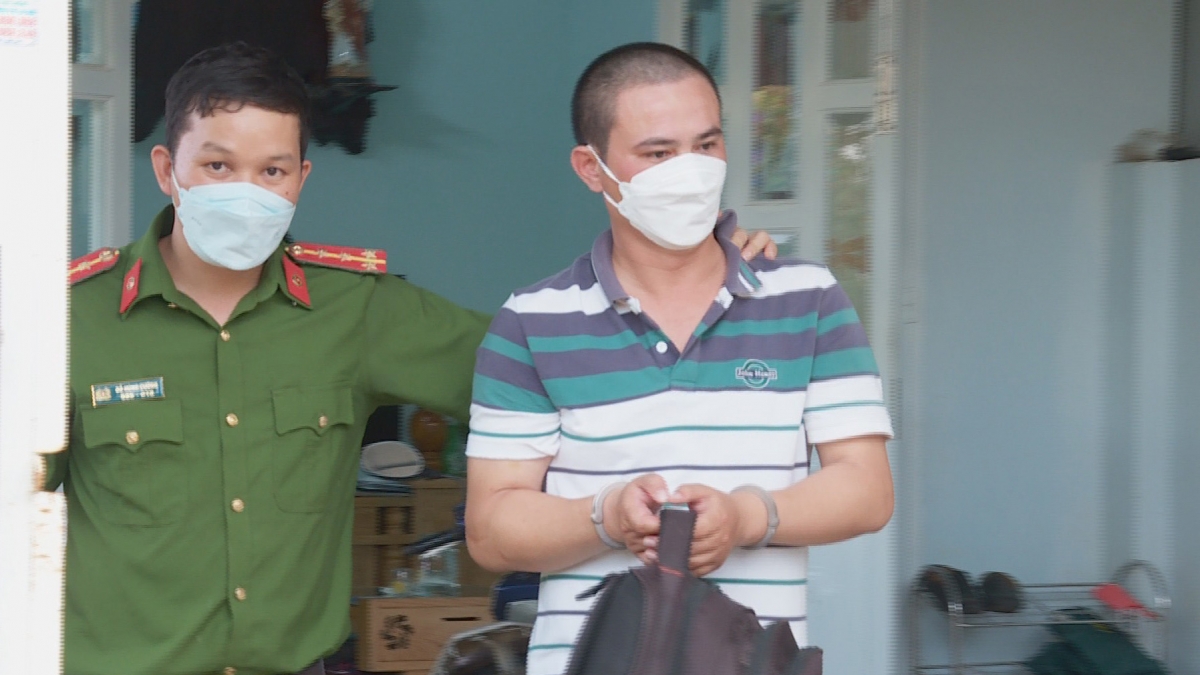 Hùng bị công an bắt giữ.