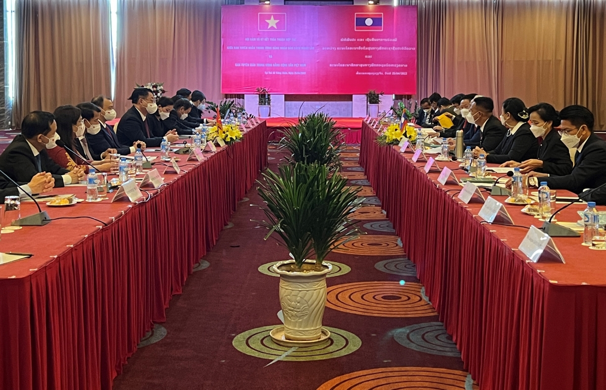 Quan cảnh hội đàm.