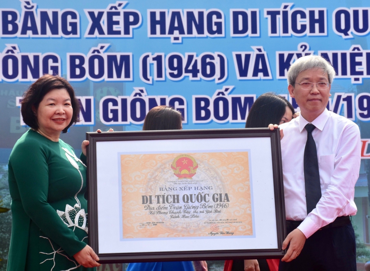 Đại diện Bộ Văn hóa, Thể thao và Du lịch (bìa phải) trao bằng xếp hạng Di tích quốc gia Địa điểm trận Giồng Bốm (1946) cho đại diện UBND tỉnh Bạc Liêu.