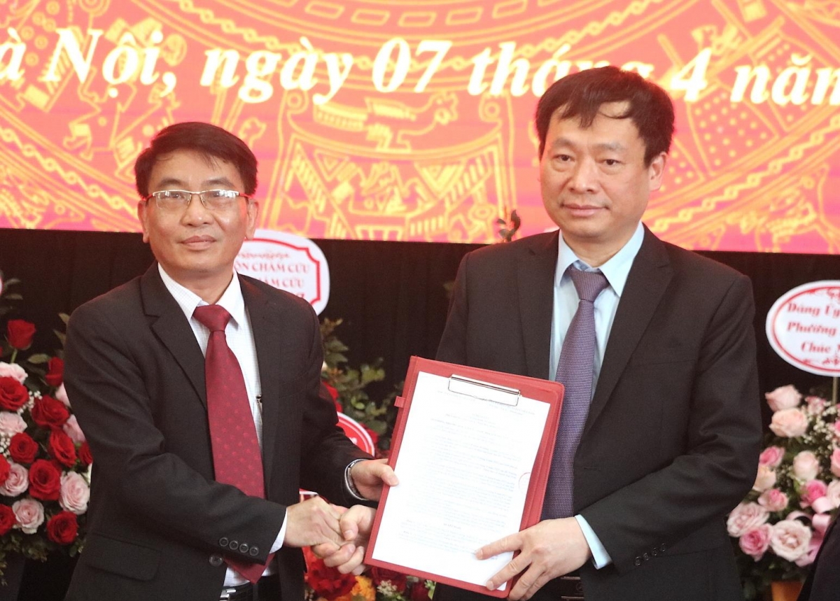 PGS.TS Phạm Quốc Bình, Bí thư Đảng ủy, Chủ tịch Hội đồng trường Học viện Y Dược học cổ truyền Việt Nam (trái) trao quyết định bổ nhiệm TS Lê Mạnh Cường giữ chức Giám đốc Bệnh viện Tuệ Tĩnh (phải).