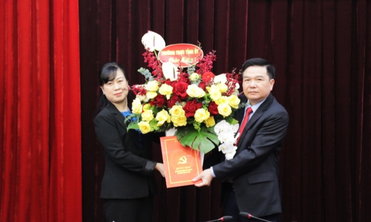 Bí thư Tỉnh ủy Bắc Ninh Đào Hồng Lan trao Quyết định, tặng hoa chúc mừng ông Hà Sỹ Tiếp
