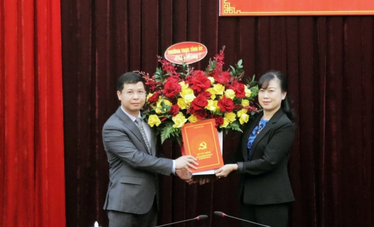 Bí thư Tỉnh ủy Bắc Ninh Đào Hồng Lan trao Quyết định, tặng hoa chúc mừng ông Nguyễn Công Thắng.