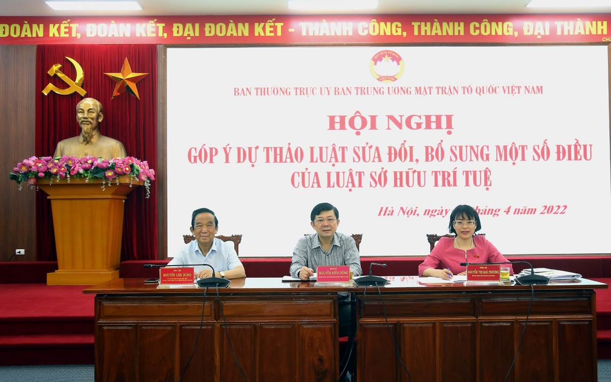 Phó Chủ tịch Ủy ban Trung ương MTTQ Việt Nam Nguyễn Hữu Dũng chủ trì Hội nghị.