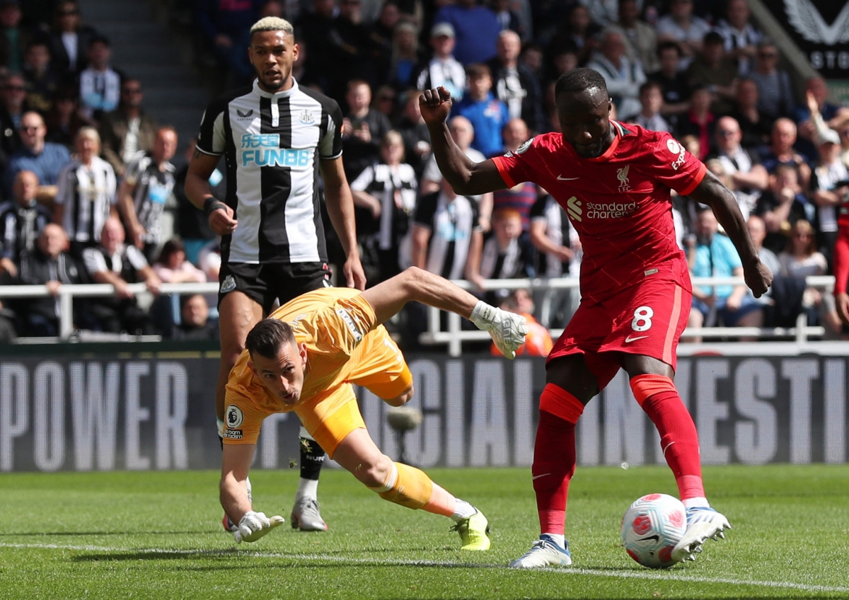 Keita xử lý bình tĩnh trước khi ghi bàn cho Liverpool. (Ảnh: Reuters). 