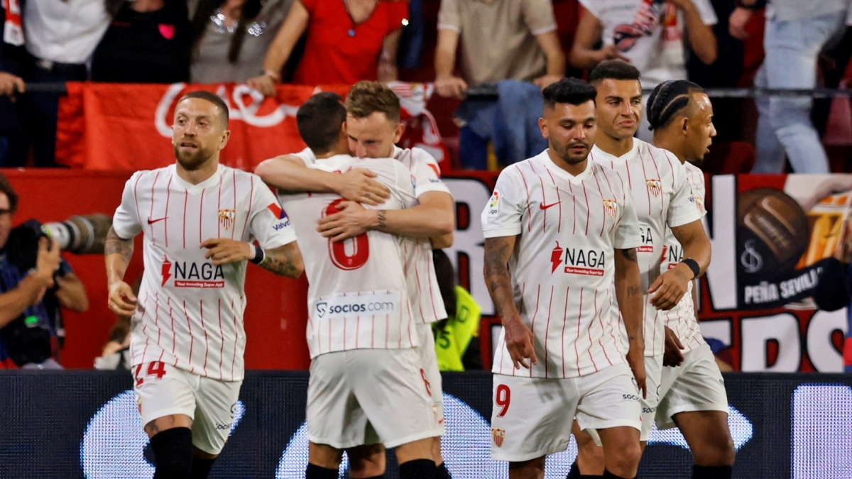 Sevilla dẫn trước 2-0 Real Madrid sau 25 phút bóng lăn (Ảnh: Reuters).