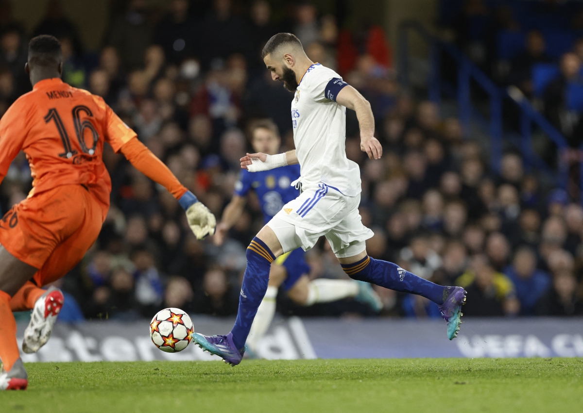 Benzema tận dụng tốt sai lầm của đối thủ để ghi hat-trick (Ảnh: Reuters).