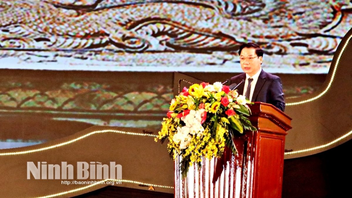 Ông Tống Quang Thìn, Phó Chủ tịch Thường trực UBND tỉnh Ninh Bình phát biểu khai mạc lễ hội (Ảnh: Báo Ninh Bình).