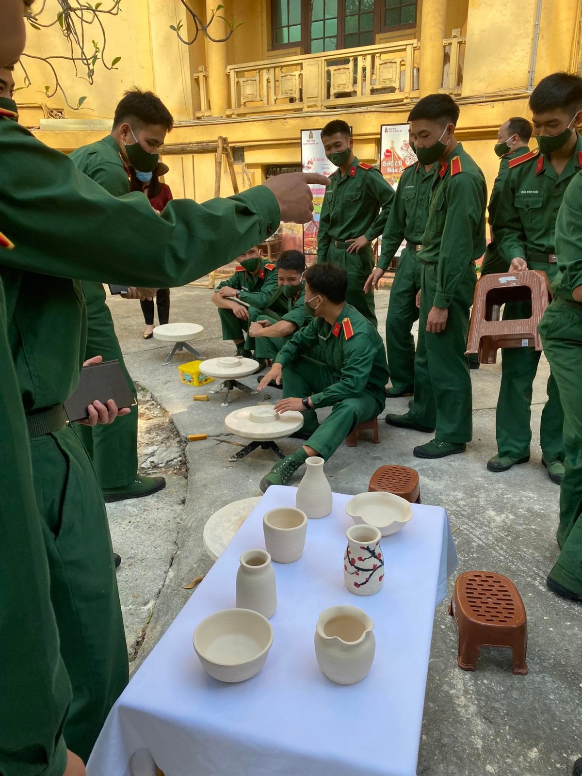 Trải nghiệm tự tay làm gốm trên bàn xoay.