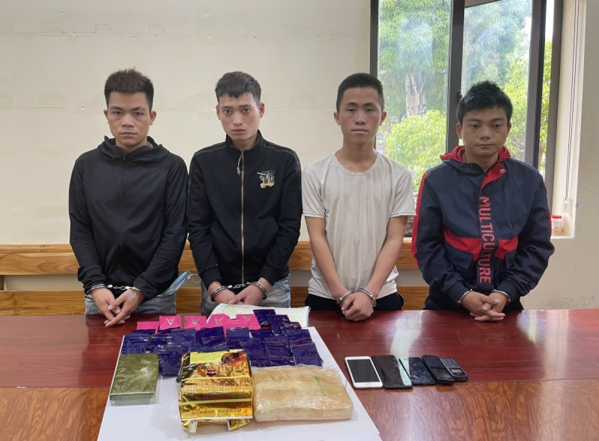 Các đối tượng cùng tang vật tại cơ quan Công an