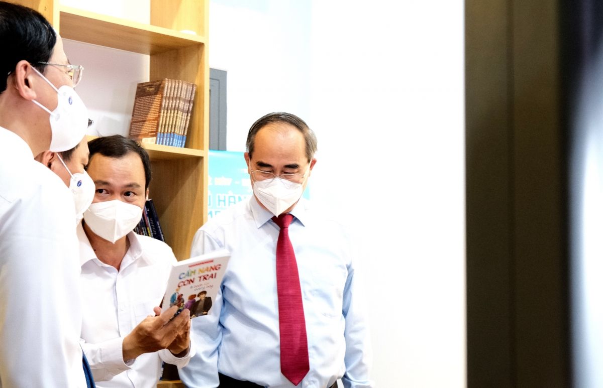 Lãnh đạo Thành phố HCM tham quan Booth Thư viện thông minh.