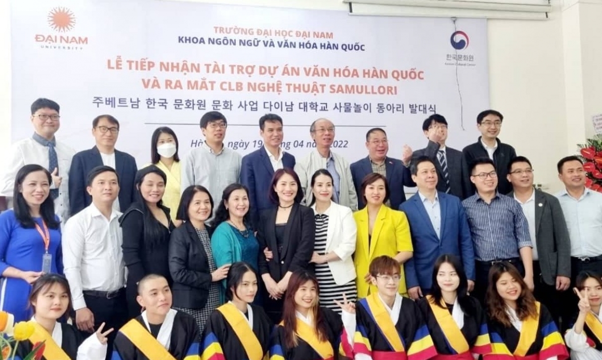 Lễ tiếp nhận tài trợ Dự án văn hóa Hàn Quốc của Trung tâm Văn hóa Hàn Quốc và ra mắt câu lạc bộ nghệ thuật Samulnori của Khoa Ngôn ngữ và Văn hóa Hàn Quốc, Đại học Đại Nam diễn ra vào ngày 19/4.