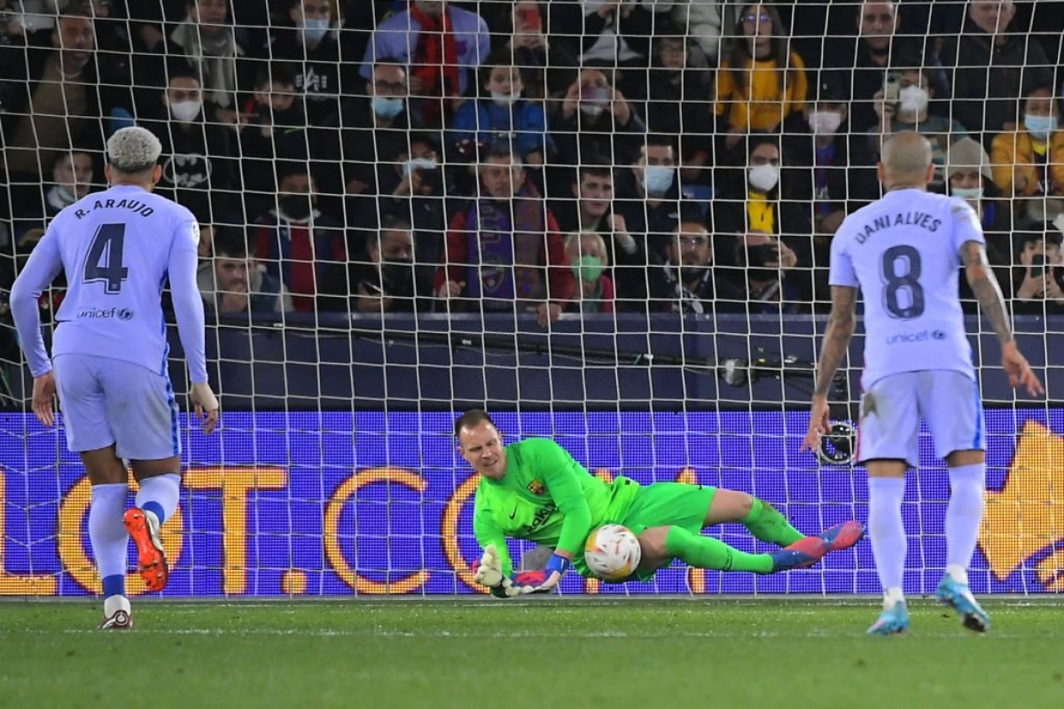 Thủ môn Ter Stegen cản phá thành công quả phạt đền của Marti ở phút 55. (Ảnh: Getty)