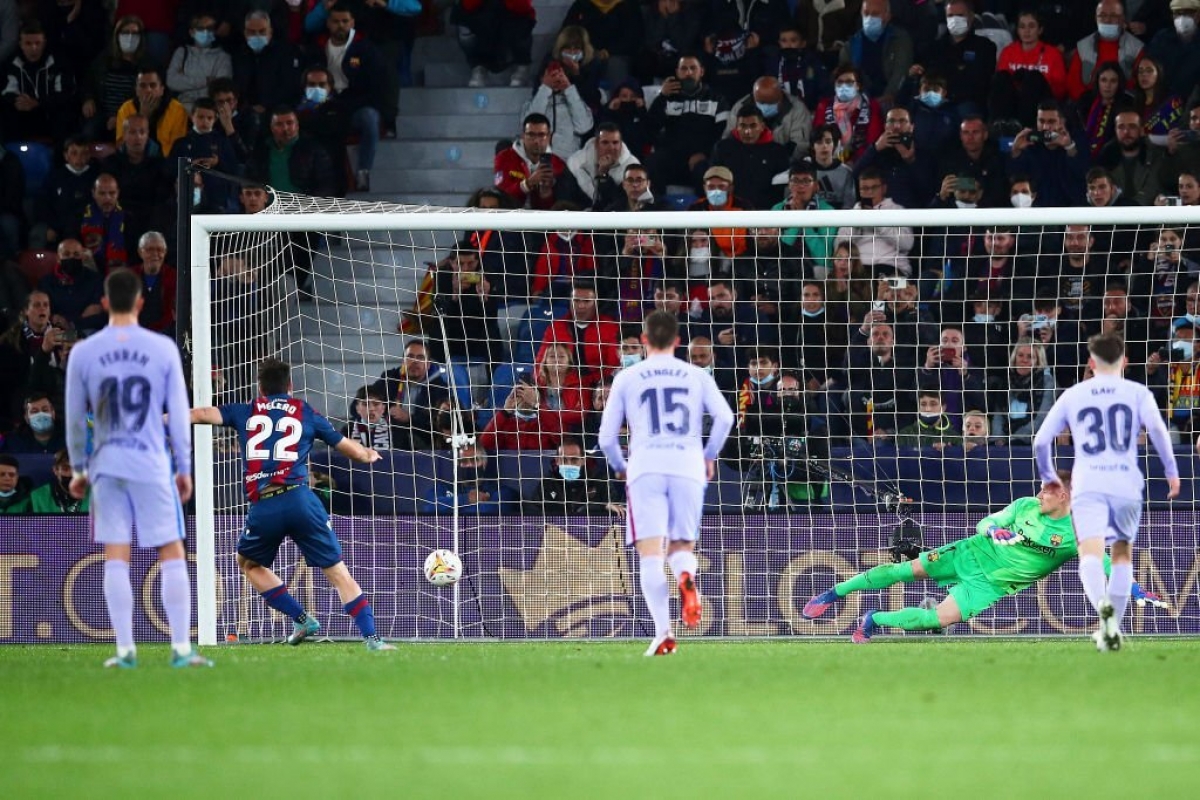 Molero gỡ hoà 2-2 cho Levante ở phút 83. (Ảnh: Getty)