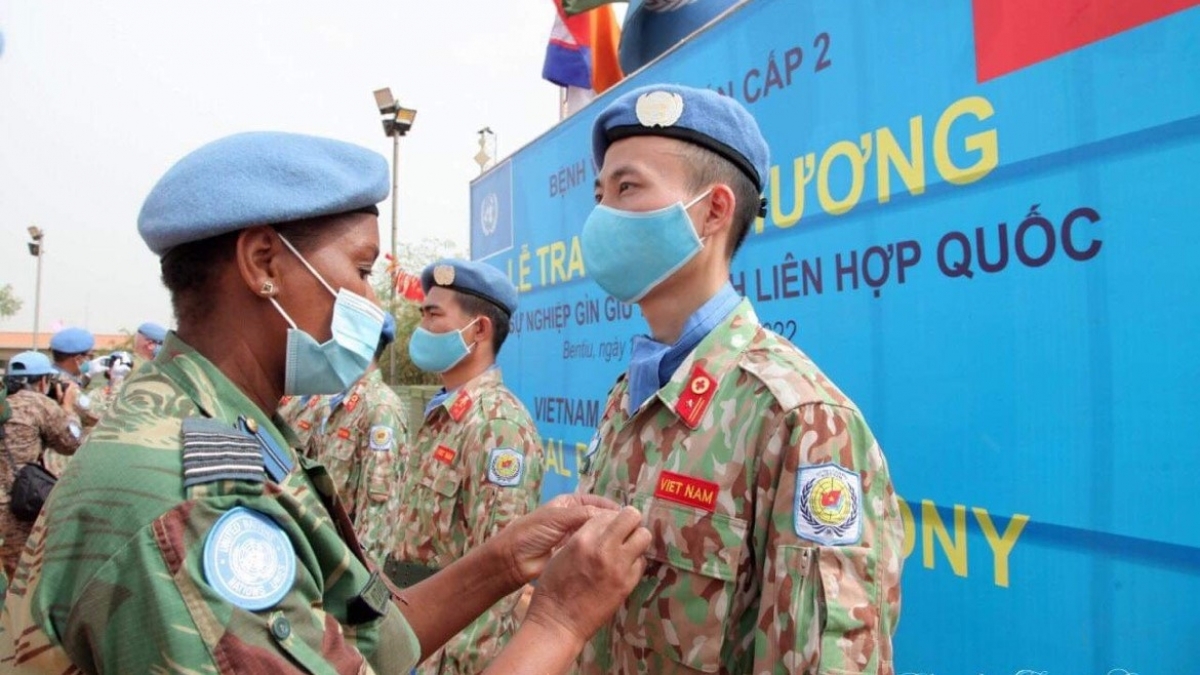 Bệnh viện dã chiến cấp 2 số 3 Việt Nam tại Nam Sudan được trao Huy chương gìn giữ hòa bình Liên Hợp Quốc (LHQ) vì sự tận tâm và những đóng góp nổi bật.