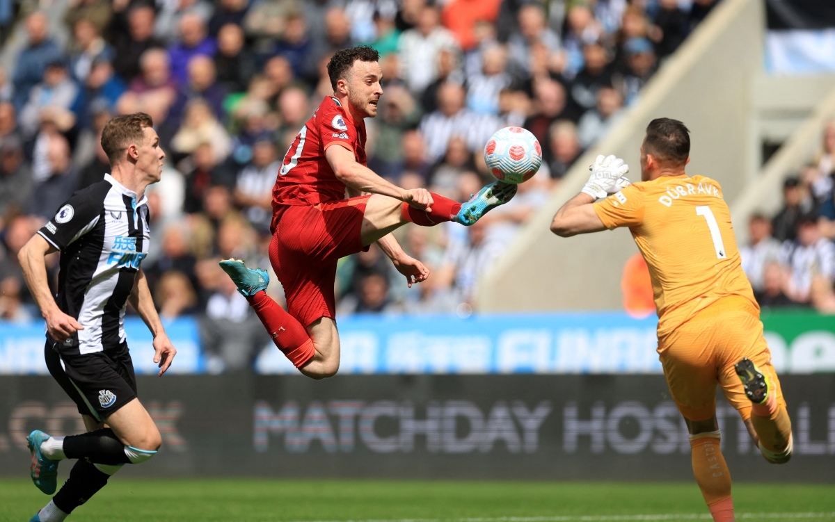 Tình huống Jota bỏ lỡ cơ hội khi đối đầu thủ môn của Newcastle. (Ảnh: Reuters). 
