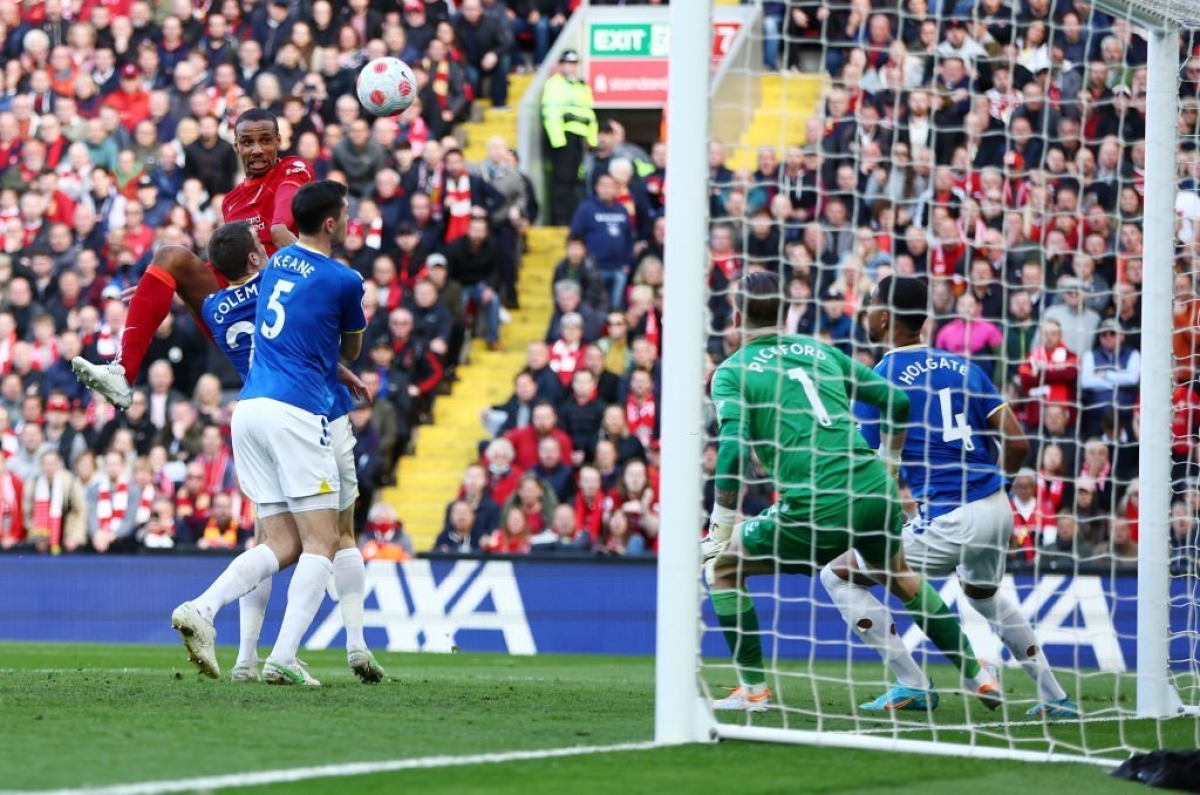 Liverpool suýt nhân đôi cách biệt. (Ảnh: Getty)