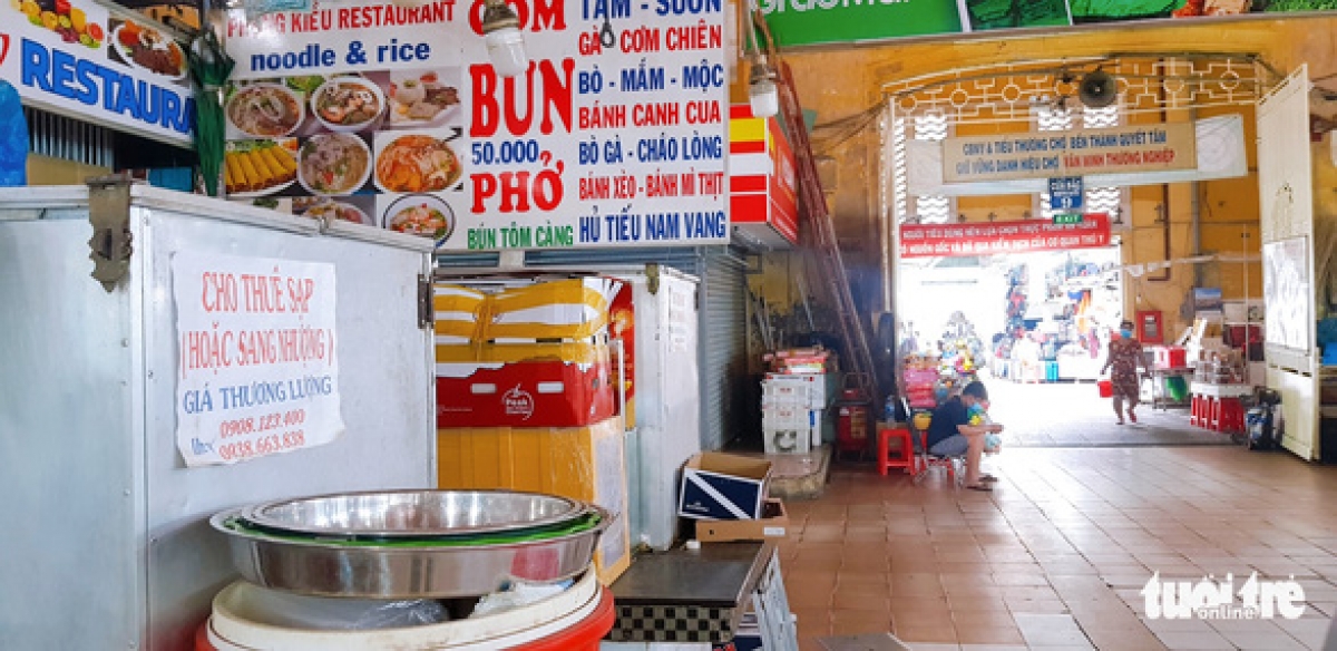 Chợ Bến Thành cũng có nhiều sạp tạm thời đóng cửa hoặc thông báo sang nhượng.