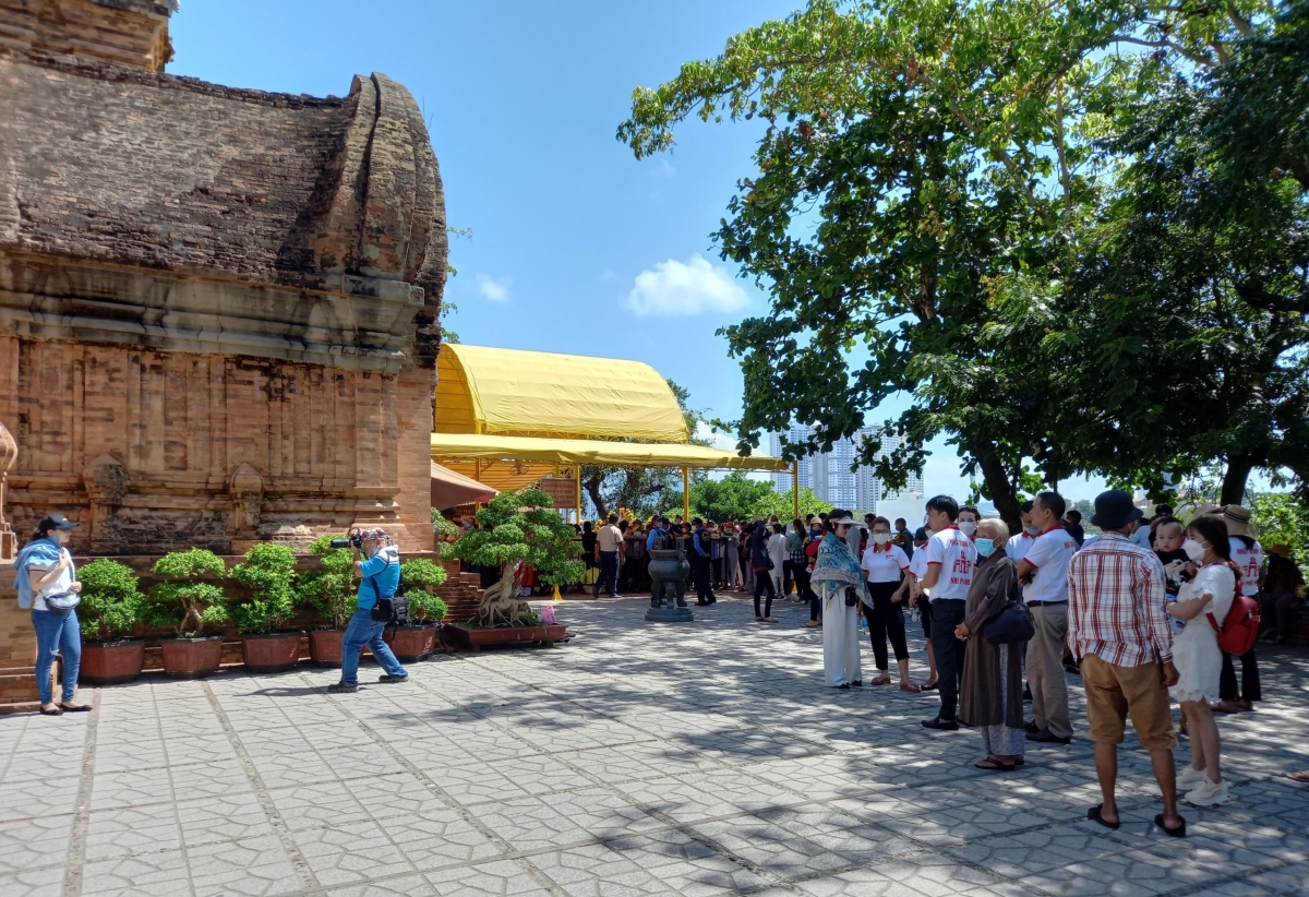Lượng người tham gia Lễ hội Tháp Bà Ponagar rất đông