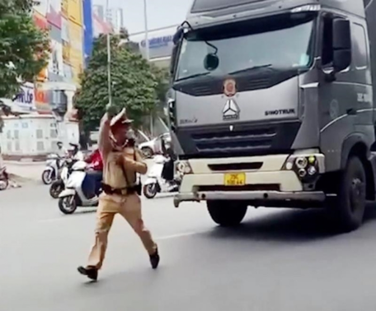 Tài xế Dũng không chấp hành hiệu lệnh mà lái xe bỏ chạy suýt tông trúng CSGT.