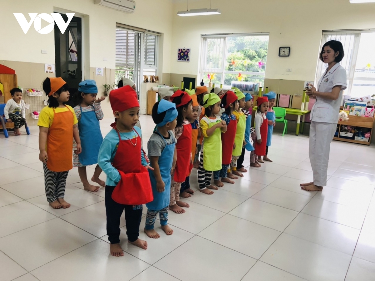 Nhiều trường mầm non tư thục, nhóm trẻ độc lập vẫn chưa thể mở cửa trở lại, hoặc hoạt động cầm chừng vì thiếu giáo viên và trang thiết bị dạy học.