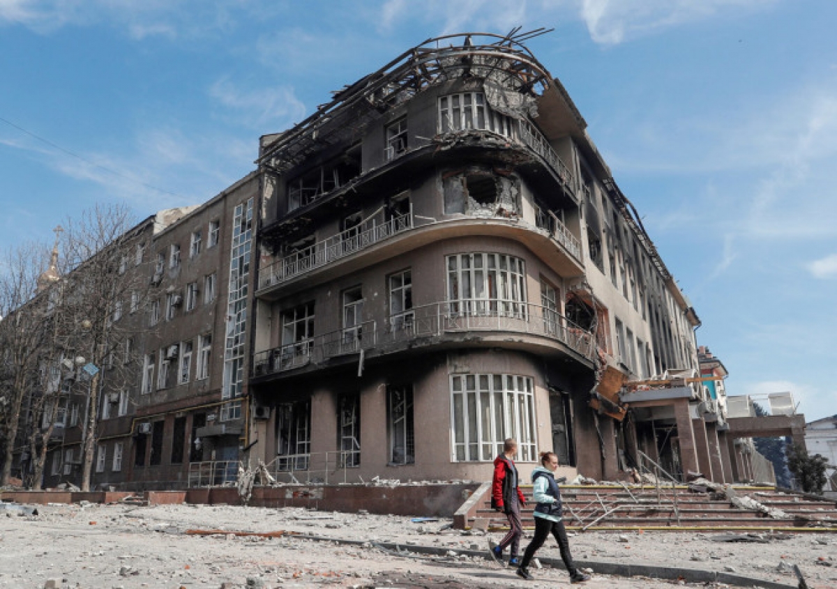 Một tòa nhà bị phá hủy ở thành phố Mariupol. Ảnh: Reuters