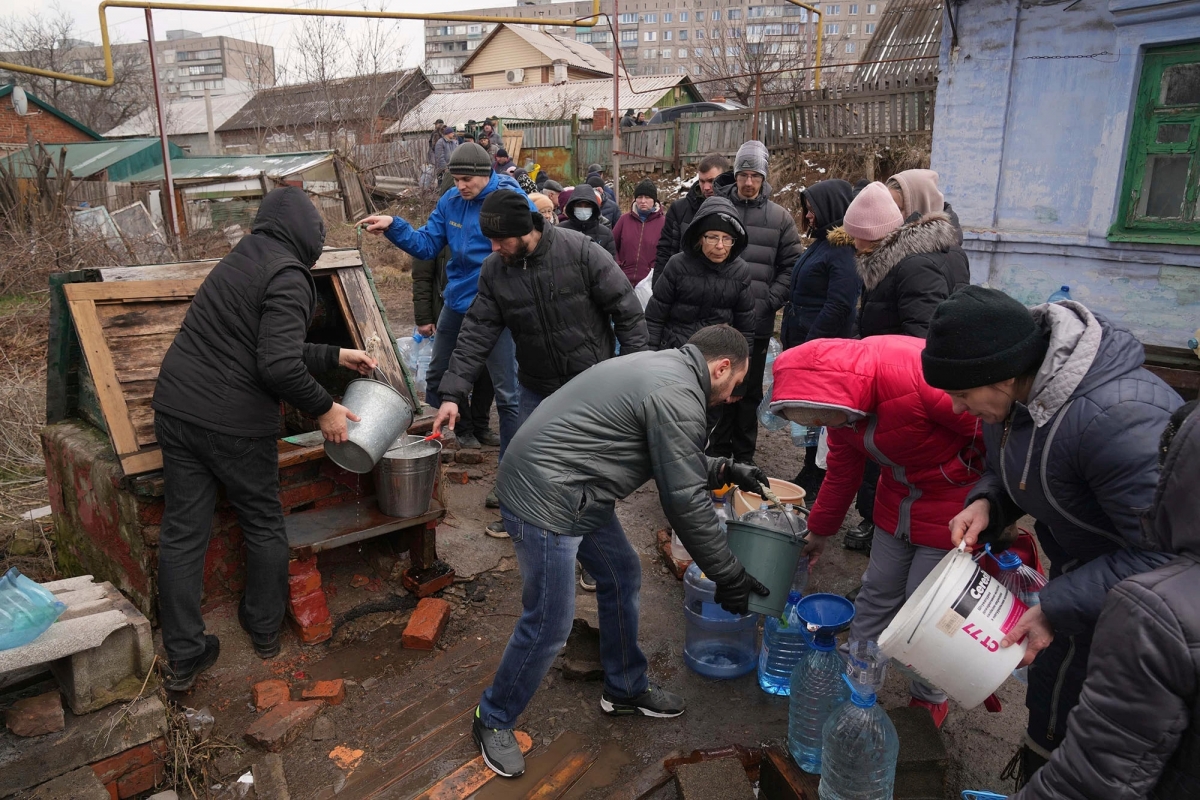 Người dân xếp hàng lấy nước ở ngoại ô Mariupol, Ukraine. Ảnh: NYPost