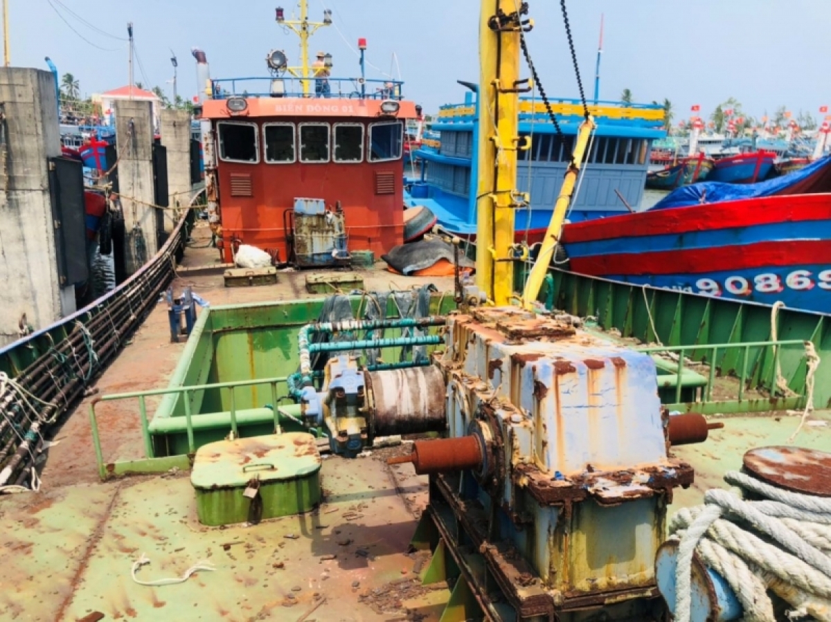 Sự cố hỏng tàu vỏ thép khi mới hạ thủy gây mất niềm tin trong ngư dân ngay từ ngày đầu. máy móc, thiết bị trên tàu bị hỏng hóc.