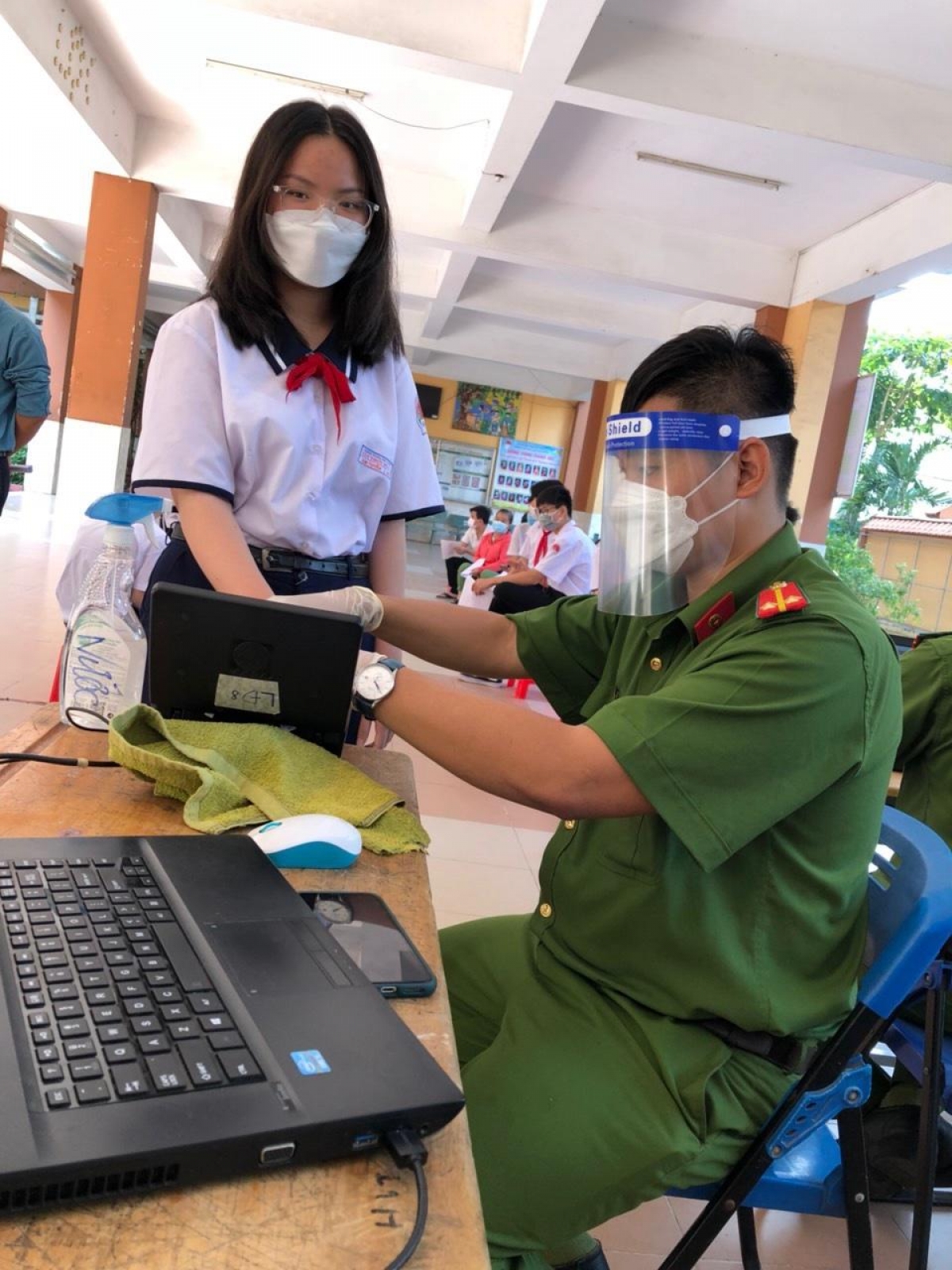 Công an quận Tân Phú ưu tiên cấp CCCD cho các em học sinh sinh năm 2004 và 2007. (Nguồn ảnh: Công an quận Tân Phú)