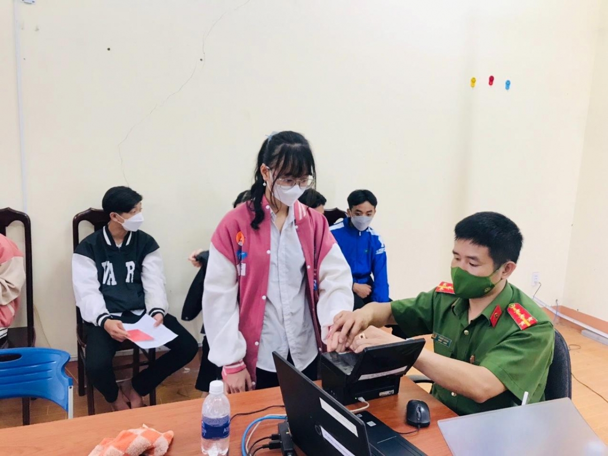 Công an huyện Krông Búk tăng cường làm thêm ngày, thêm giờ để cấp CCCD cho học sinh. Nguồn: Zalo “Đội Cảnh Sát QLHC về TTXH CAH Krông Búk”