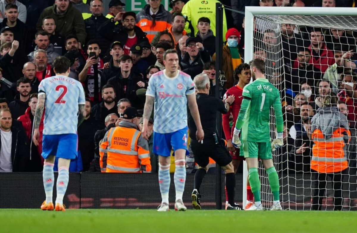 De Gea và Trent Alexander-Arnold lời qua tiếng lại (Ảnh: Getty).