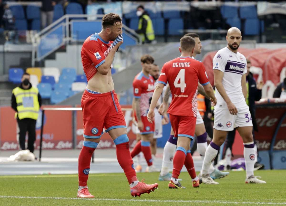 Napoli phơi áo trước Fiorentina. (Ảnh: Reuters)