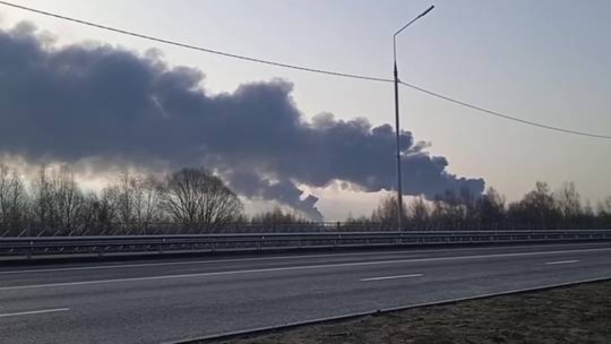 Kho chứa nhiên liệu tại thành phố Bryansk của Nga sau một vụ tấn công ngày 25/4/2022 mà Moscow cáo buộc do Ukraine thực hiện. Ảnh: RIA Novosti