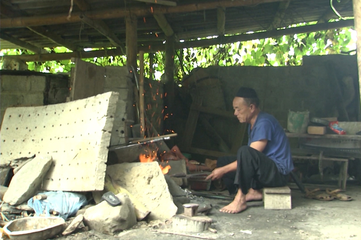 Nghề rèn thủ công ở Mường Hoa vẫn đang được duy trì.