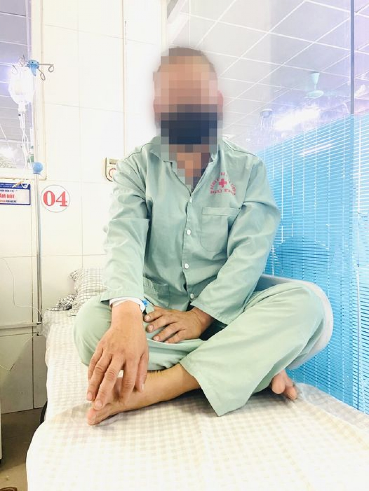 Người bệnh Quất Văn B (SN 1985) ở Thanh Ba, Phú Thọ được đưa vào Khoa Cấp cứu – Bệnh viện Đa khoa tỉnh Phú Thọ.