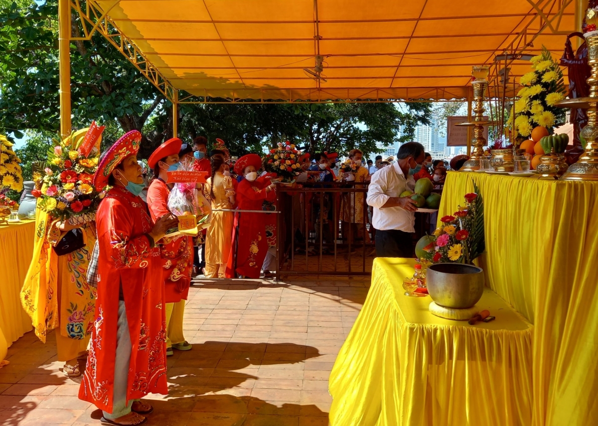 Người dân dâng lễ Tháp Bà Ponagar.
