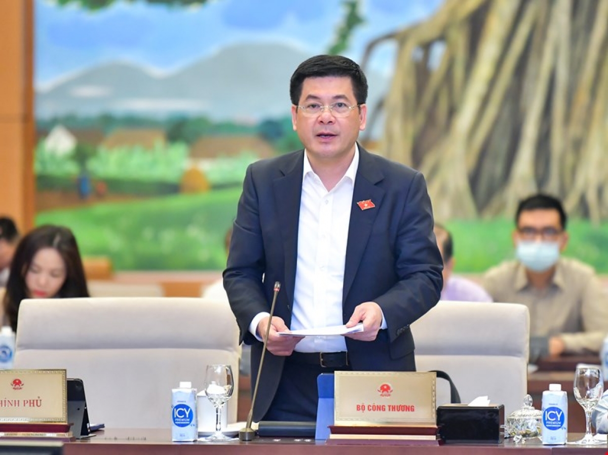 Bộ trưởng Bộ Công Thương Nguyễn Hồng Diên trình bày tờ trình Dự án Luật Dầu khí (sửa đổi). Ảnh: Quốc hội