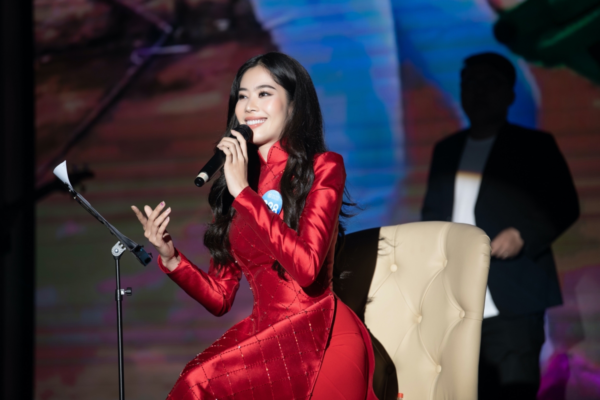 Nam Em tham dự phần thi Người đẹp tài năng