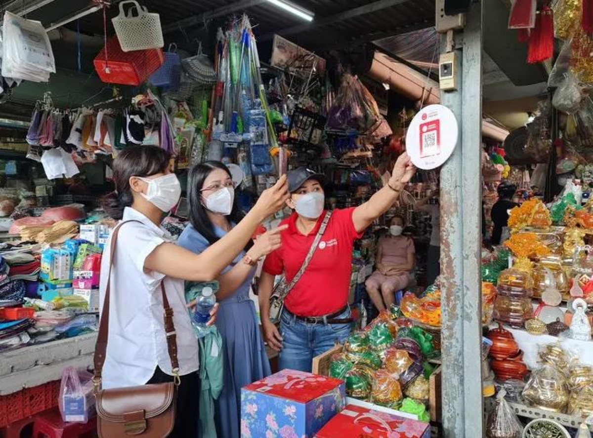 Nhân viên Viettel hướng dẫn cho người dân thanh toán bằng ứng dụng, mã VietQR.
