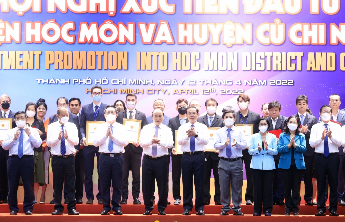 Nhiều nhà đầu tư được trao giấy chứng nhận đầu tư ngay tại Hội nghị.
