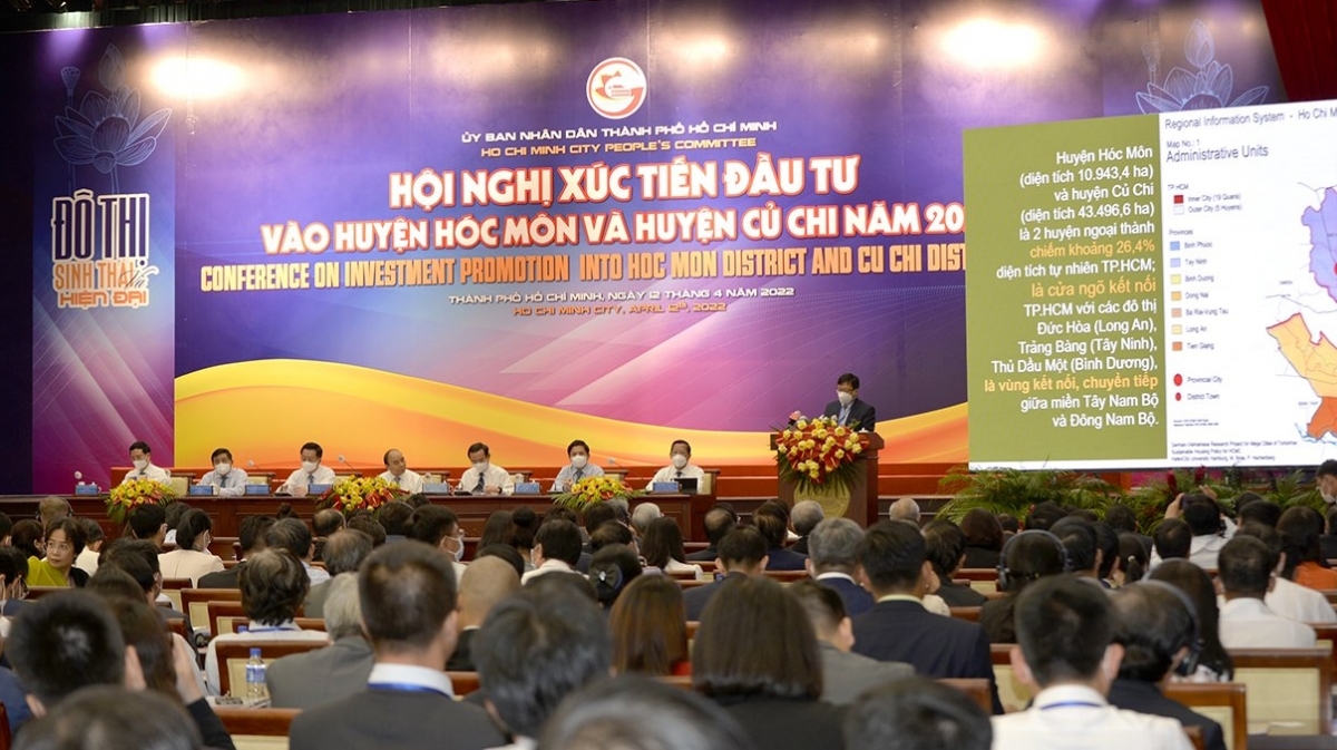 Nhiều nhà đầu tư trong và ngoài nước phát biểu tại Hội nghị bày tỏ cam kết đầu tư các dự án lớn vào các huyện Củ Chi và Hóc Môn