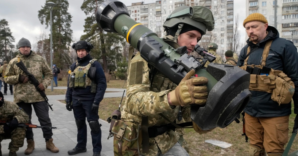 Nga luôn coi việc NATO mở rộng sang phía Đông, cũng như cung cấp vũ khí cho Ukraine là một “lằn ranh đỏ”. Ảnh: AP