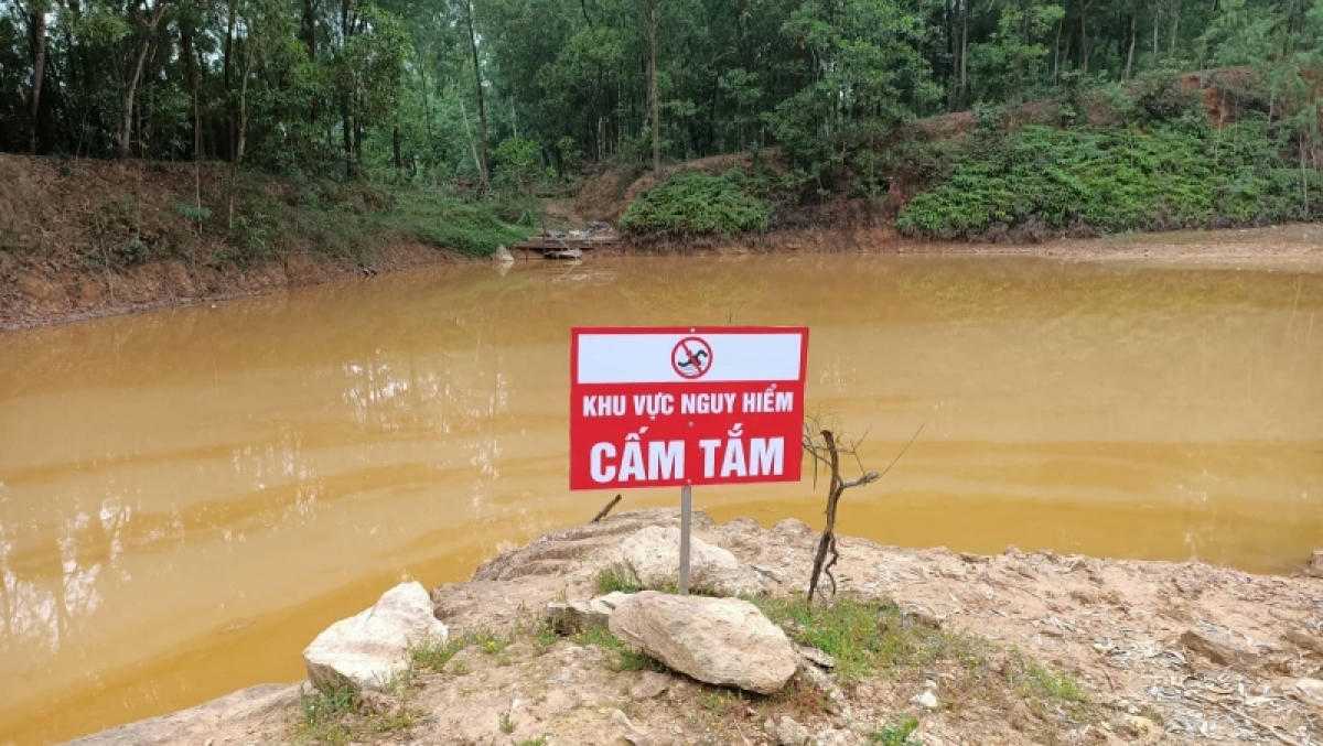 Biểm cảnh báo được cắm sau vụ tai nạn