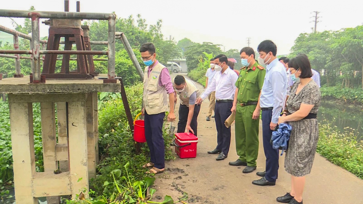 Đoàn khảo sát liên ngành của tỉnh Bắc Ninh trực tiếp xuống hiện trường trên tuyến kênh T11 và nhà máy xử lý nước thải tập trung KCN Đại Đồng – Hoàn Sơn.