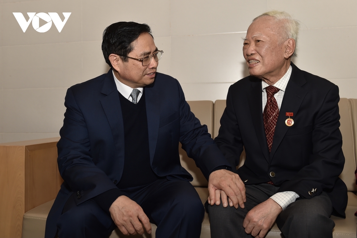 Nguyên Phó Thủ tướng Vũ Khoan và Thủ tướng Phạm Minh Chính tại buổi lễ trao Huy hiệu 60 năm tuổi Đảng tặng ông Vũ Khoan.